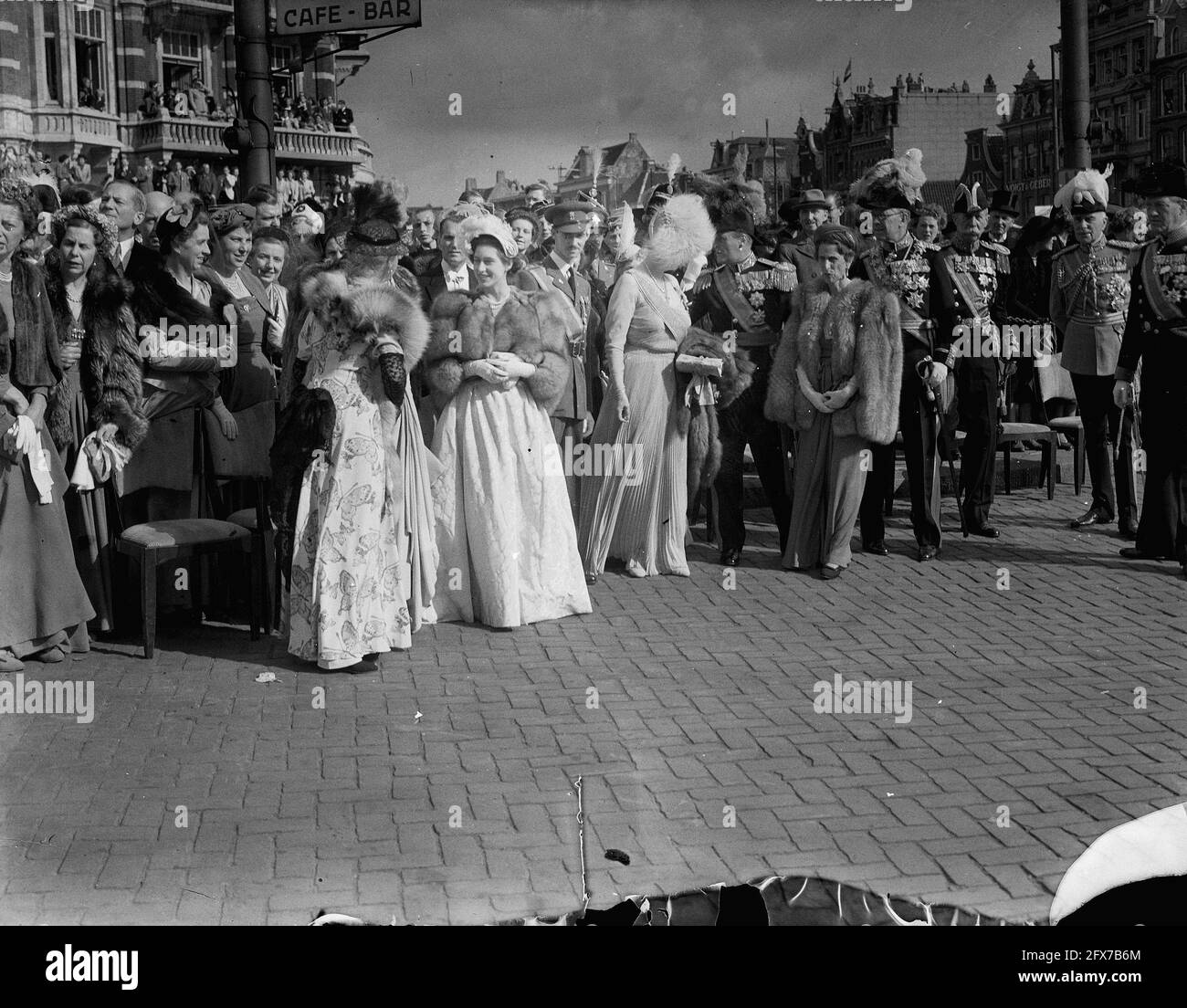 Inaugurazione della Regina Giuliana. Giro in pullman d'oro attraverso Amsterdam. Gli ospiti reali stranieri all'angolo tra il Rokin e il Muntplein, in attesa della processione con la vettura d'Oro per passare. Al centro della principessa Margherita d'Inghilterra, il Principe ereditario Jean di Lussemburgo (in uniforme), la Principessa ereditaria Märtha e il Principe ereditario Olav di Norvegia, la Principessa ereditaria Louise e il Principe ereditario Gustaf Adolf di Svezia, e all'estrema destra il Principe Giorgio di Grecia, 6 settembre 1948, inaugurazioni, famiglia reale, Carriage Rides, Paesi Bassi, foto agenzia stampa del XX secolo, notizie da ricordare Foto Stock