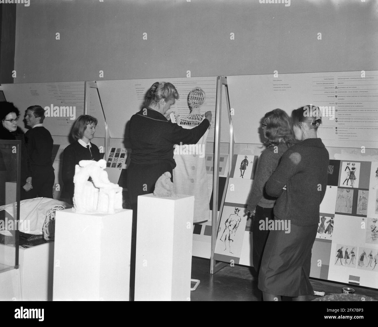 Istituzione di una mostra formazione in Design in Institute for Industry and Technology da parte degli studenti della School of Arts and Crafts, 2 marzo 1962, mostre, Paesi Bassi, foto agenzia stampa del xx secolo, notizie da ricordare, documentario, fotografia storica 1945-1990, storie visive, Storia umana del XX secolo, che cattura momenti nel tempo Foto Stock