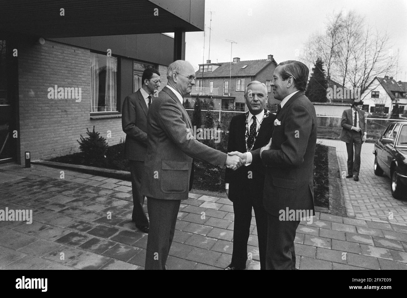 Il principe Claus apre oggi la scuola cristiana agricola e tecnologica di Ede. Arrivo e apertura del Principe Claus, 17 marzo 1982, aperture, Scuole, Arrivi, Paesi Bassi, foto agenzia stampa del XX secolo, notizie da ricordare, documentario, fotografia storica 1945-1990, storie visive, Storia umana del XX secolo, che cattura momenti nel tempo Foto Stock