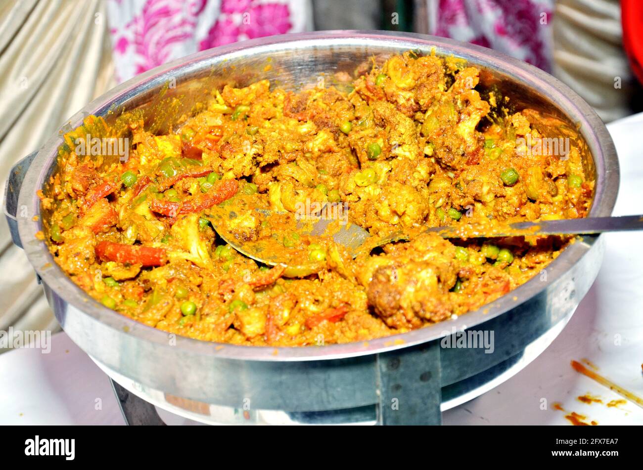 Un tradizionale buffet indiano per matrimoni. Assortimento di cucina tradizionale in un matrimonio asiatico. Foto Stock Un tradizionale buffet indiano per matrimoni. Assortimento di cucina tradizionale in un matrimonio asiatico. Foto Stock