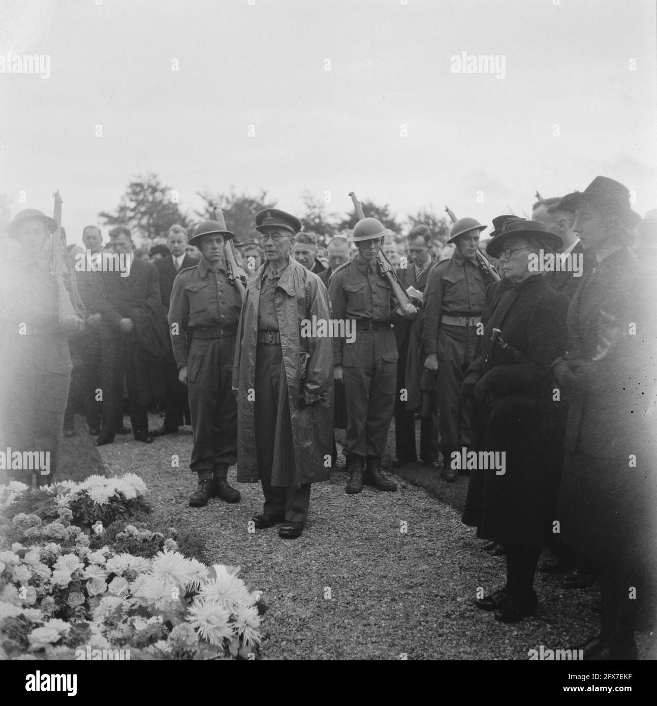 Jan Thijssen soprannominato Lange Jan, in vita leader del dipartimento radio delle forze nazionali olandesi, sepolto con onore militare a Loenen. Il generale maggiore Koot parla a nome del principe Bernhard una parola di omaggio e di addio alla cava, 14 settembre 1945, funerali, combattenti della resistenza, I Paesi Bassi, foto agenzia stampa del XX secolo, notizie da ricordare, documentario, fotografia storica 1945-1990, storie visive, Storia umana del XX secolo, che cattura momenti nel tempo Foto Stock