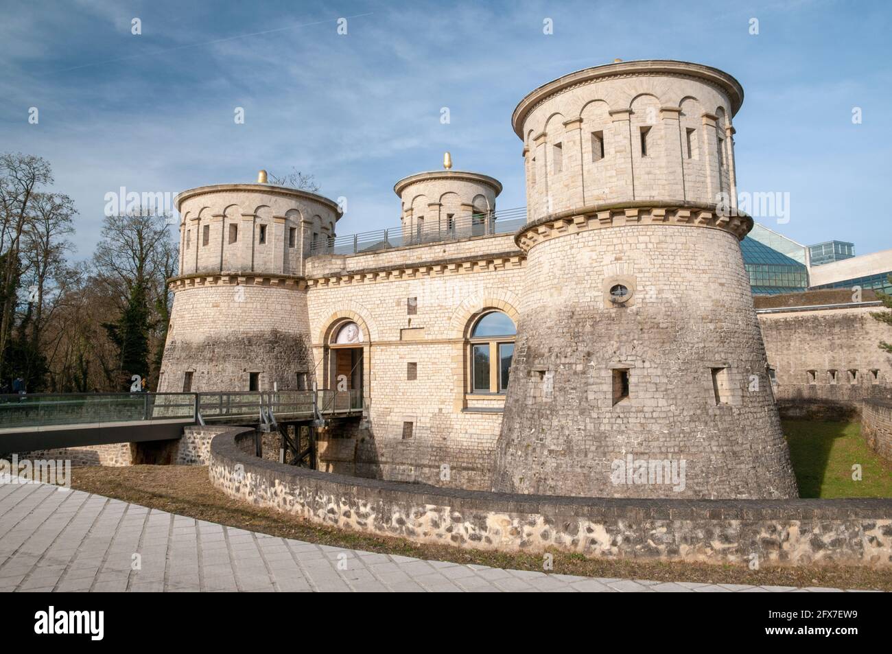 Fort Thungen con vista parziale del museo di arte moderna di Mudam nel backgound, quartiere di Kirchberg, città di Lussemburgo Foto Stock