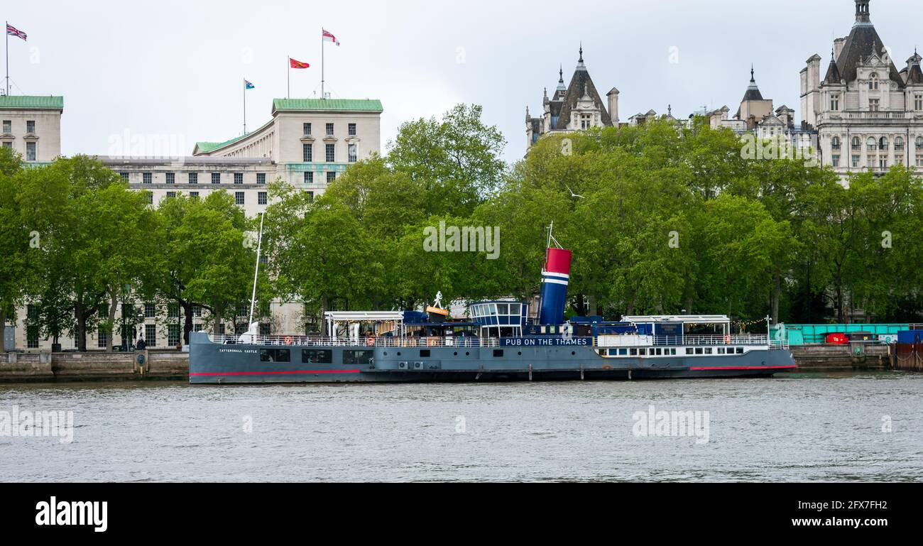 Londra. REGNO UNITO- 05.23.2021. Il pub del Castello di Tatterhall. Una casa pubblica, bar, basato su una nave convertita ormeggiata sul fiume Tamigi. Foto Stock