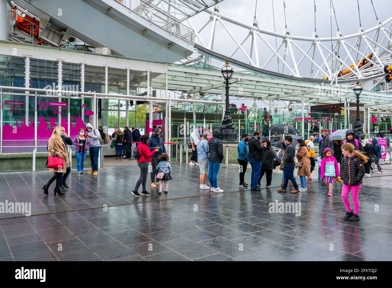 Londra. REGNO UNITO- 05.23.2021. Una folla di visitatori che ritornano al London Eye mentre questa popolare attrazione riapre dopo una lunga chiusura del Covid-19. Foto Stock
