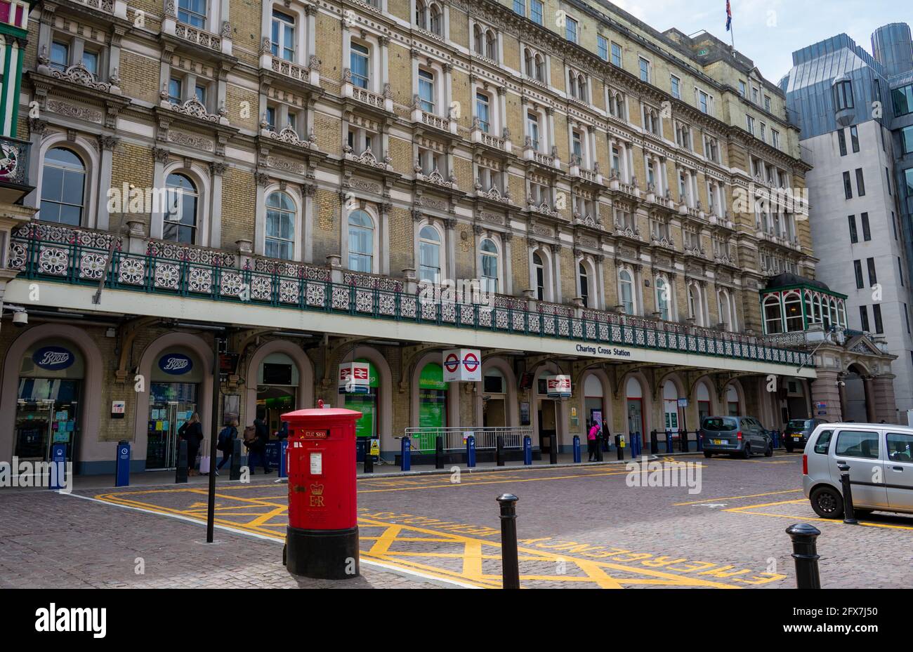 Londra. REGNO UNITO- 05.23.2021. Vista sulla strada della ferrovia di Charing Cross e della stazione della metropolitana di Londdon. Foto Stock