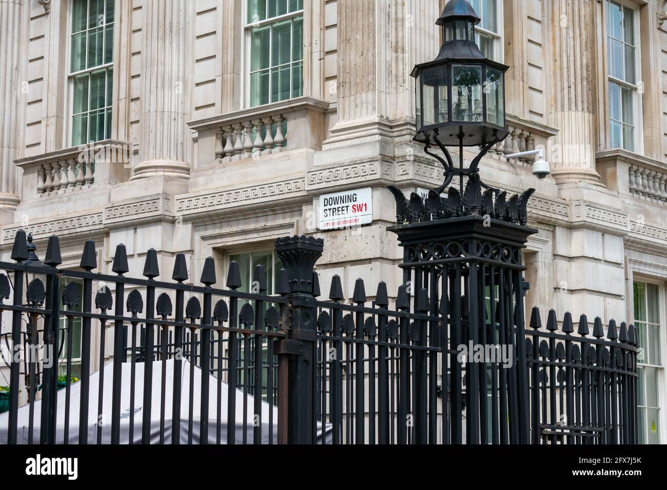 Londra. REGNO UNITO- 05.23.2021. Downing Street a Whitehall, città di Westminster, sede dell'ufficio e della residenza del primo ministro al numero 10. Foto Stock