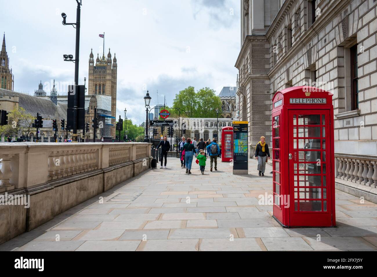 Londra. REGNO UNITO- 05.23.2021. Una vista generale di Parliament Street che guarda verso Westminster Palace. Foto Stock