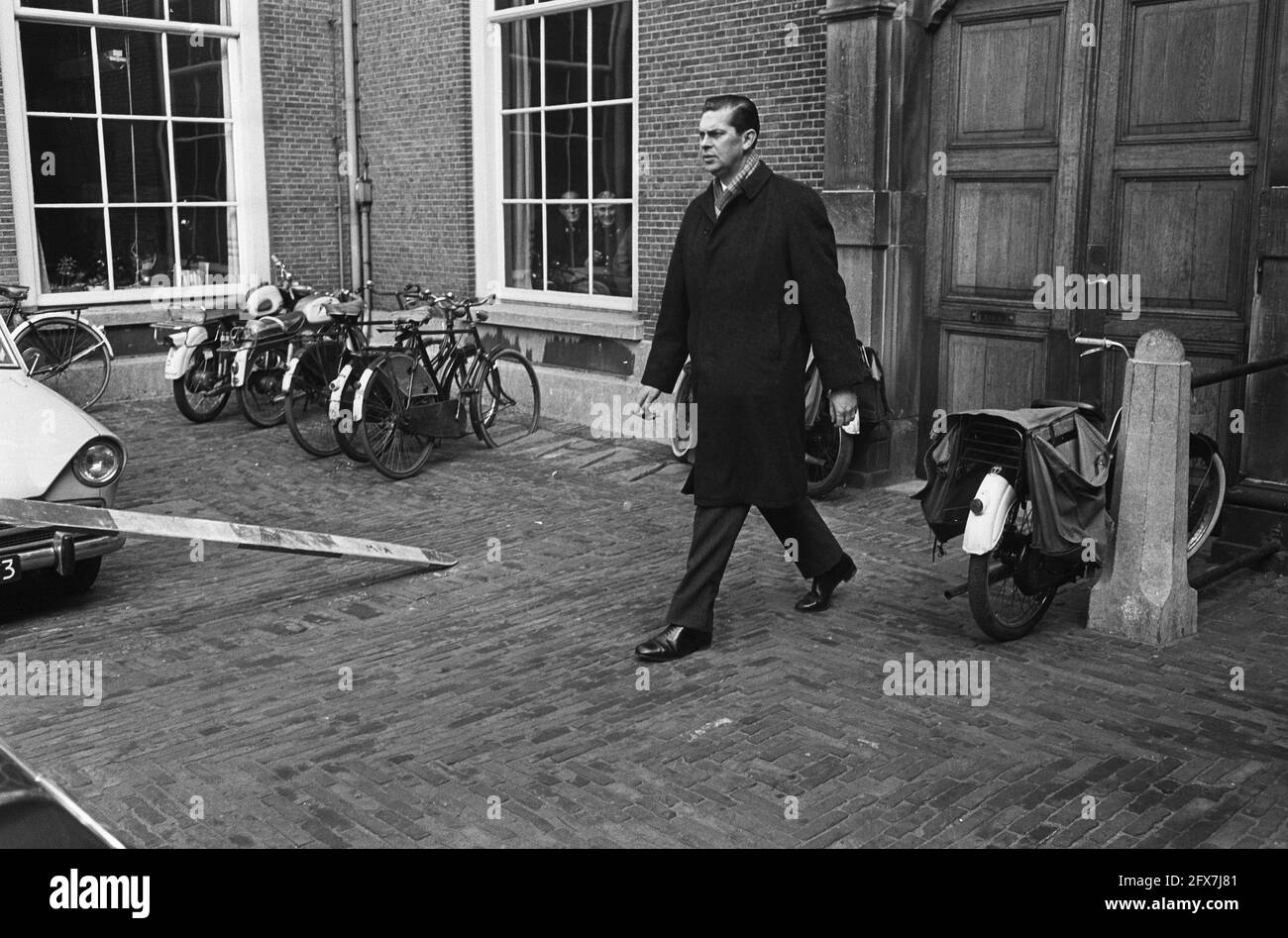 Il ministro del Consiglio dei ministri Biesheuvel dopo la riunione, 5 marzo 1965, riunioni, Paesi Bassi, foto agenzia stampa del xx secolo, notizie da ricordare, documentario, fotografia storica 1945-1990, storie visive, Storia umana del XX secolo, che cattura momenti nel tempo Foto Stock