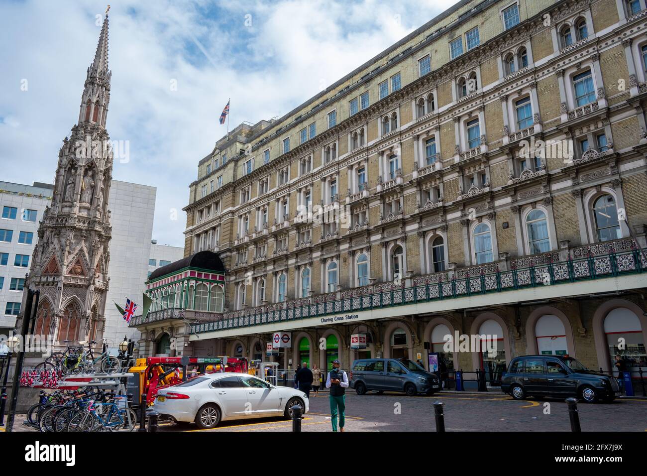 Londra. REGNO UNITO- 05.23.2021. Vista sulla strada della stazione ferroviaria di Charing Cross e della stazione della metropolitana di Londra. Foto Stock