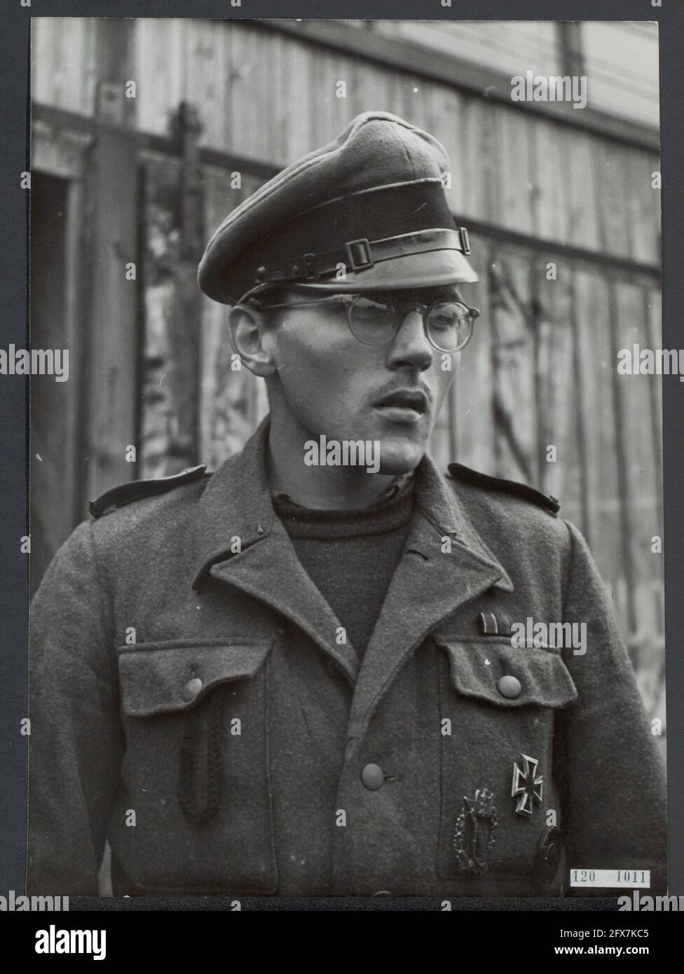 Camp Harskamp, vicino a Millingen, un campo di prigionia per le SS olandesi, che ospita circa 4000 prigionieri di Landwacht, Landstorm, Wiking, Germania, Holländische Grüne Polizei ecc. sergente del Landstorm C.J. Kolijn, con la Croce di ferro prima classe, giugno 1945, prigionieri, campi di internamento, seconda guerra mondiale, I Paesi Bassi, foto agenzia stampa del XX secolo, notizie da ricordare, documentario, fotografia storica 1945-1990, storie visive, Storia umana del XX secolo, che cattura momenti nel tempo Foto Stock