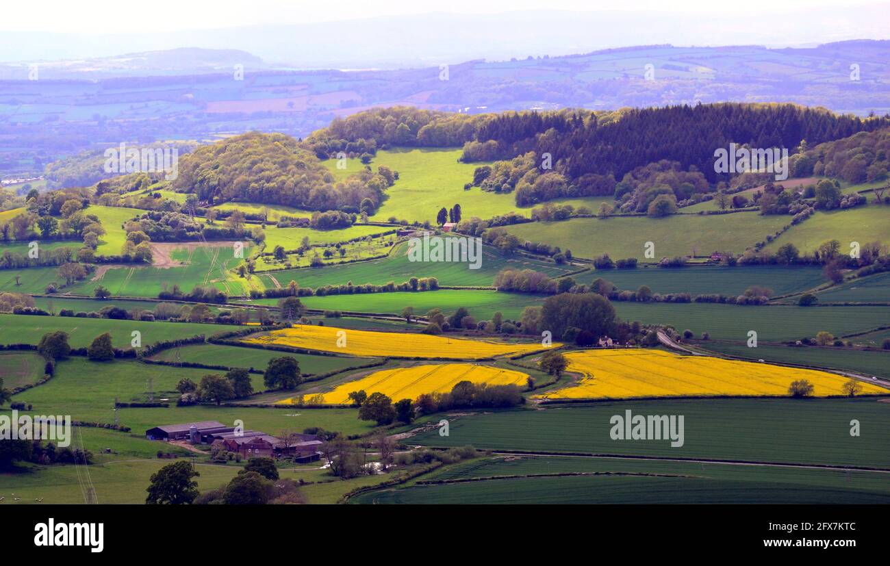 Una vista ad alto angolo della campagna Inglese dal British Camp, un forte della collina dell'Età del ferro nelle colline di Malvern, Regno Unito Foto Stock