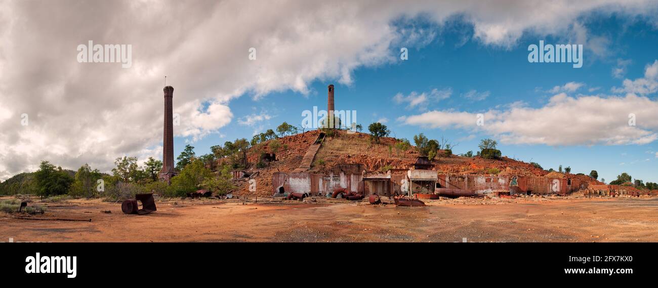 Vista panoramica della vecchia miniera di rame e fonderia in disuso nella città di Chillagoe, nell'estremo nord del Queensland in Australia. Foto Stock