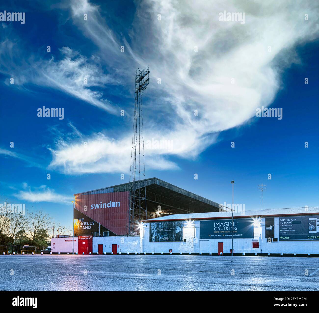 SWINDON WILTSHIRE UK - 26 MAGGIO 2021; lo stand Arkells e la torre del County Ground, sede della squadra di calcio Swindon Town. Foto Stock