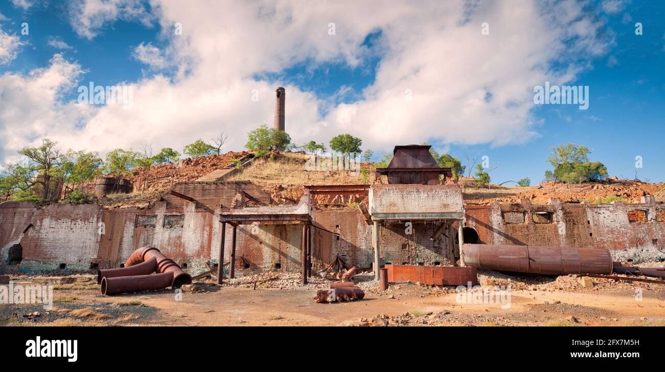 Vista panoramica della vecchia miniera di rame e fonderia in disuso nella città di Chillagoe, nell'estremo nord del Queensland in Australia. Foto Stock