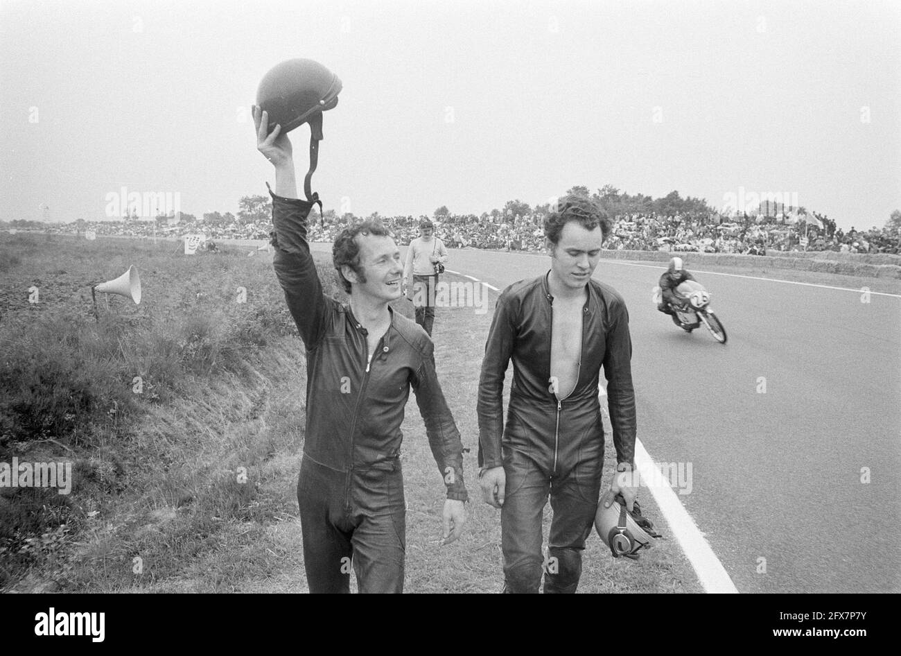 gara 50cc. A sinistra Jan de Vries, a destra Henk van Kessel a piedi indietro dopo l'incidente. A destra passa Ton Daleman, 26 giugno 1971, motociclisti, motorsport, I Paesi Bassi, foto agenzia stampa del XX secolo, notizie da ricordare, documentario, fotografia storica 1945-1990, storie visive, Storia umana del XX secolo, che cattura momenti nel tempo Foto Stock