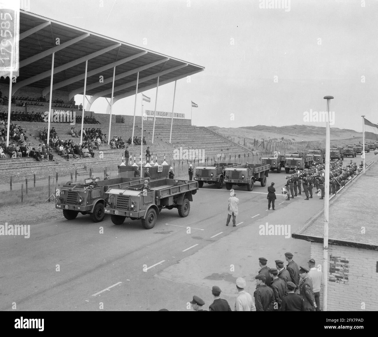 50 anni truppe montate, sfilata a Zandvoort, veicoli che passano, 12 luglio 1965, Defile, VEICOLI, Paesi Bassi, foto agenzia stampa del XX secolo, notizie da ricordare, documentario, fotografia storica 1945-1990, storie visive, Storia umana del XX secolo, che cattura momenti nel tempo Foto Stock