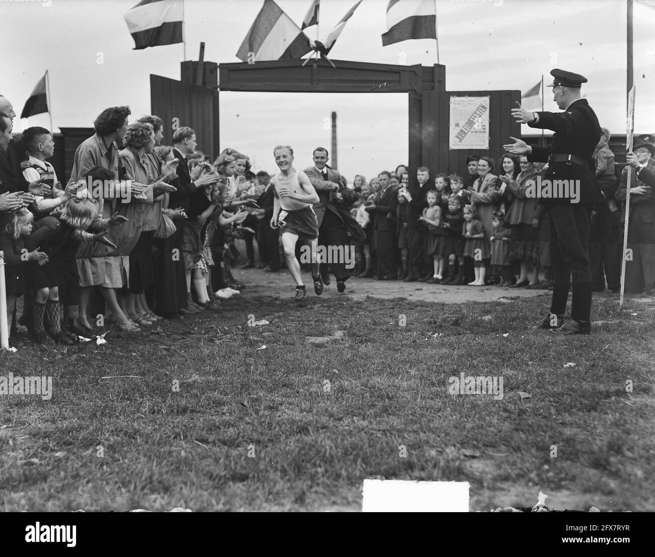 A. van de Zande campione olandese di 25 km che corre a Losser, area sportiva di arrivo, 20 maggio 1950, ARRIVO, Paesi Bassi, foto agenzia stampa del xx secolo, notizie da ricordare, documentario, fotografia storica 1945-1990, storie visive, Storia umana del XX secolo, che cattura momenti nel tempo Foto Stock