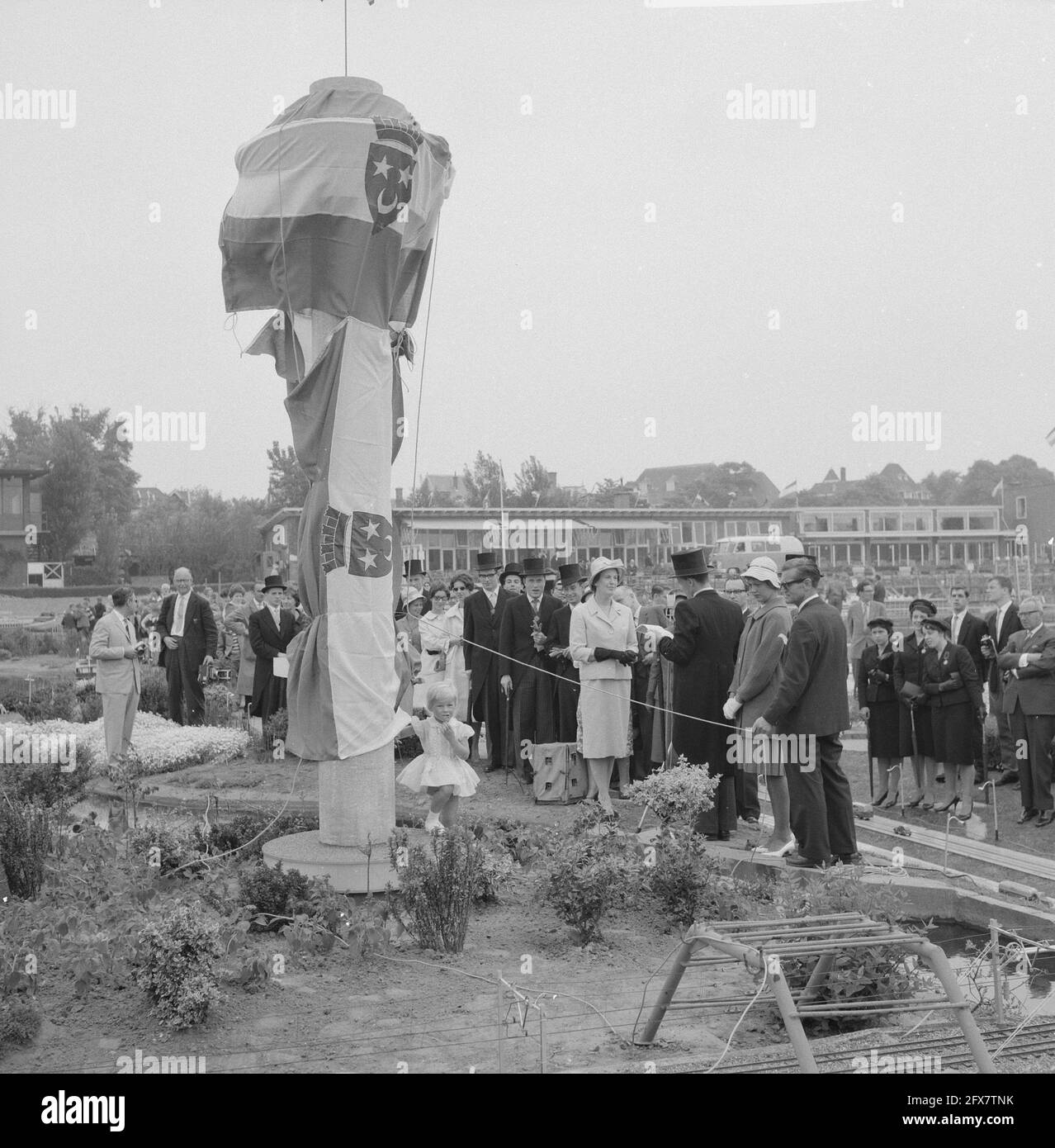 Offrendo un piccolo modello dell'Euromast a Madurodam, dall'Associazione Cattolica degli studenti Sanctus Laurentius a Rotterdam, Florientje van de Floriade esegue il [testo interrotto], 27 maggio 1960, modelli in scala, Paesi Bassi, foto agenzia stampa del xx secolo, notizie da ricordare, documentario, fotografia storica 1945-1990, storie visive, Storia umana del XX secolo, che cattura momenti nel tempo Foto Stock