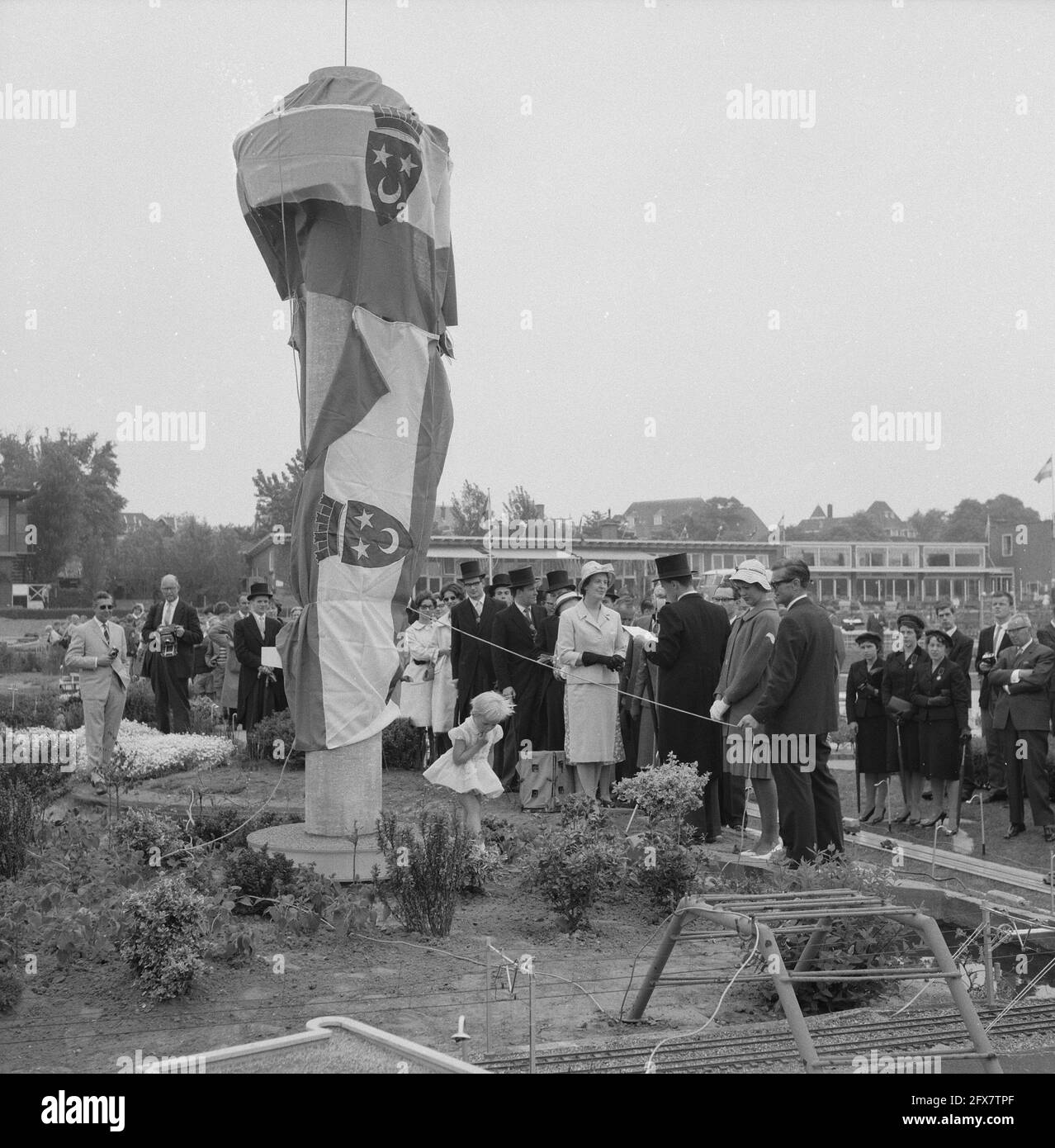 Offrendo un piccolo modello dell'Euromast a Madurodam, dall'Associazione Cattolica degli studenti Sanctus Laurentius a Rotterdam, Florientje van de Floriade esegue il [testo interrotto], 27 maggio 1960, modelli in scala, Paesi Bassi, foto agenzia stampa del xx secolo, notizie da ricordare, documentario, fotografia storica 1945-1990, storie visive, Storia umana del XX secolo, che cattura momenti nel tempo Foto Stock