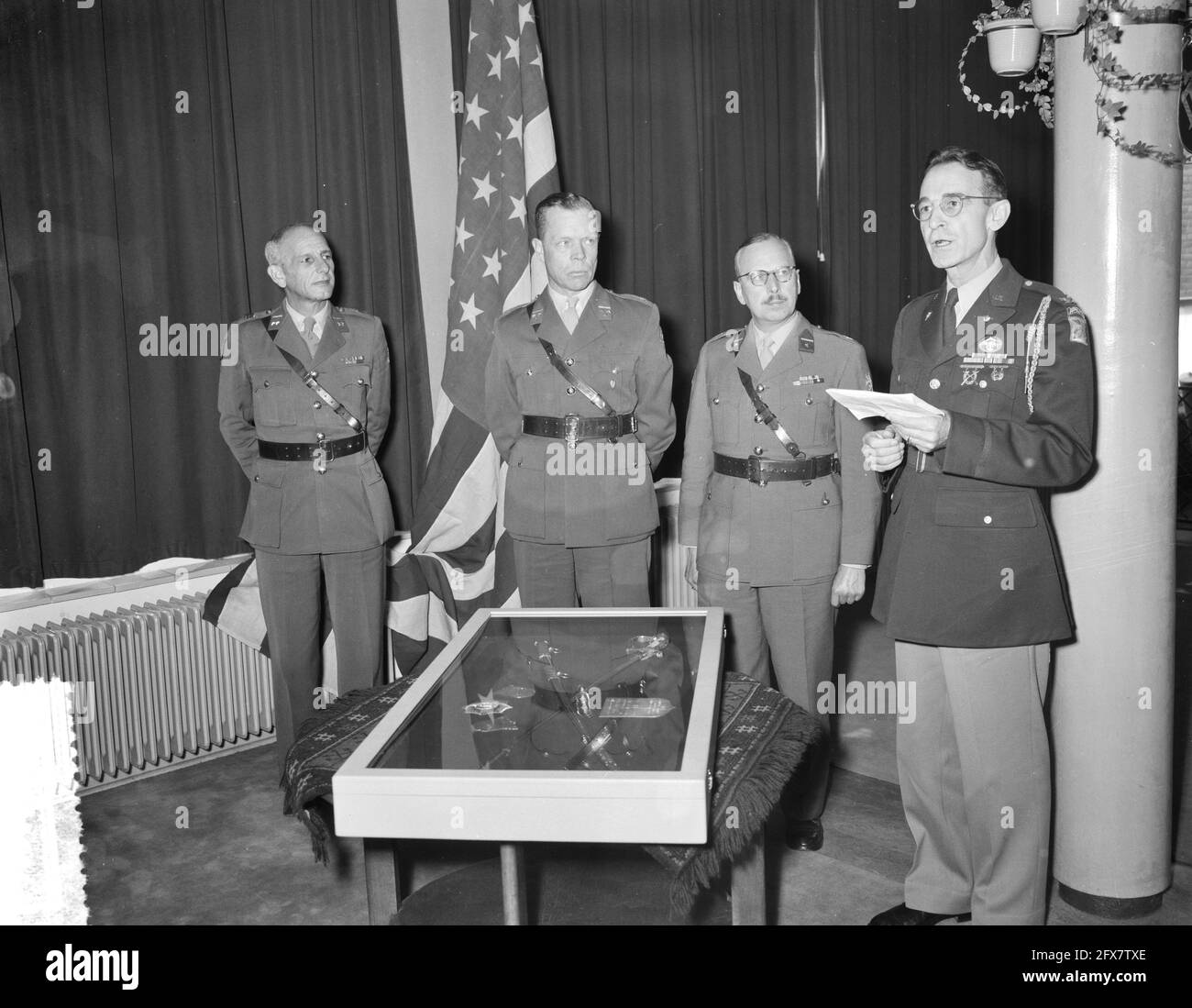 Presentazione del dono olandese distaccamento Nazioni Unite a Oirschot. Da sinistra colonnello G. H. Christen, tenente colonnello W. D. H. Eekhout, 25 ottobre 1956, offerte, distaccamenti, Regali, colonnelli luogotenanti, Paesi Bassi, foto agenzia stampa del XX secolo, notizie da ricordare, documentario, fotografia storica 1945-1990, storie visive, Storia umana del XX secolo, che cattura momenti nel tempo Foto Stock