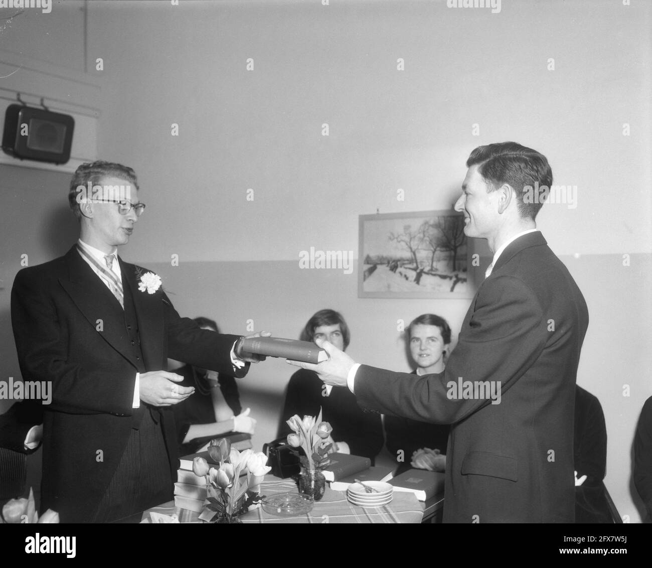 Presentazione dell'almanacco studentesco (ASVA), 7 febbraio 1958, offerte, almanacchi studenteschi, I Paesi Bassi, foto agenzia stampa del XX secolo, notizie da ricordare, documentario, fotografia storica 1945-1990, storie visive, Storia umana del XX secolo, che cattura momenti nel tempo Foto Stock