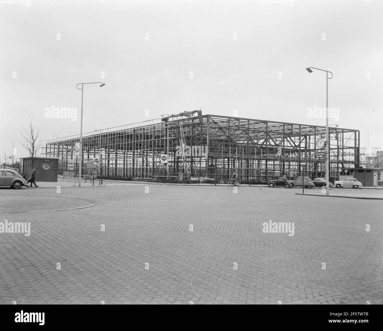 Costruzione di Atoom Exhibition a Schiphol, Steel Construction, 4 dicembre 1956, edificio, I Paesi Bassi, foto agenzia stampa del XX secolo, notizie da ricordare, documentario, fotografia storica 1945-1990, storie visive, Storia umana del XX secolo, che cattura momenti nel tempo Foto Stock