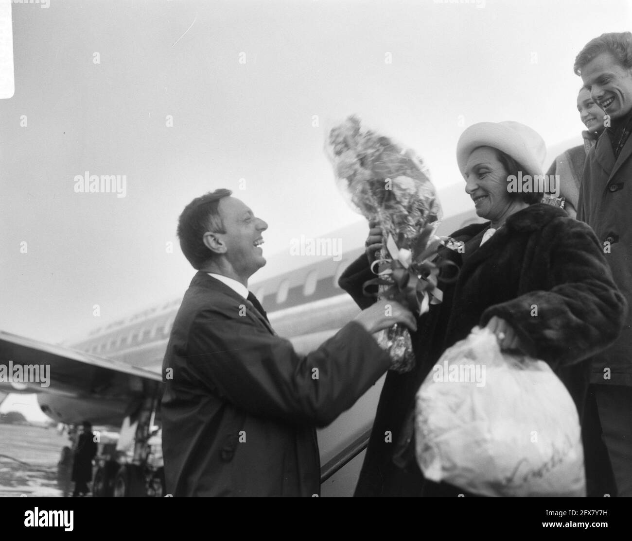 Arrivo del balletto nazionale olandese all'aeroporto di Schiphol, Mrs Gaskell sulle scale di volo, 25 maggio 1966, balletto, Paesi Bassi, foto dell'agenzia stampa del XX secolo, notizie da ricordare, documentario, fotografia storica 1945-1990, storie visive, Storia umana del XX secolo, che cattura momenti nel tempo Foto Stock