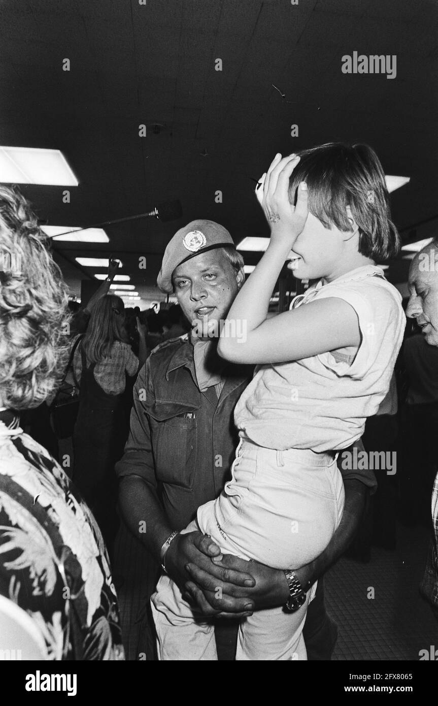 Arrivo a Schiphol di soldati dimessi, soldato saluta sua figlia, 26 luglio 1979, arrivo e partenza, figlie, Militare, forze di pace, Paesi Bassi, foto agenzia stampa del XX secolo, notizie da ricordare, documentario, fotografia storica 1945-1990, storie visive, Storia umana del XX secolo, che cattura momenti nel tempo Foto Stock