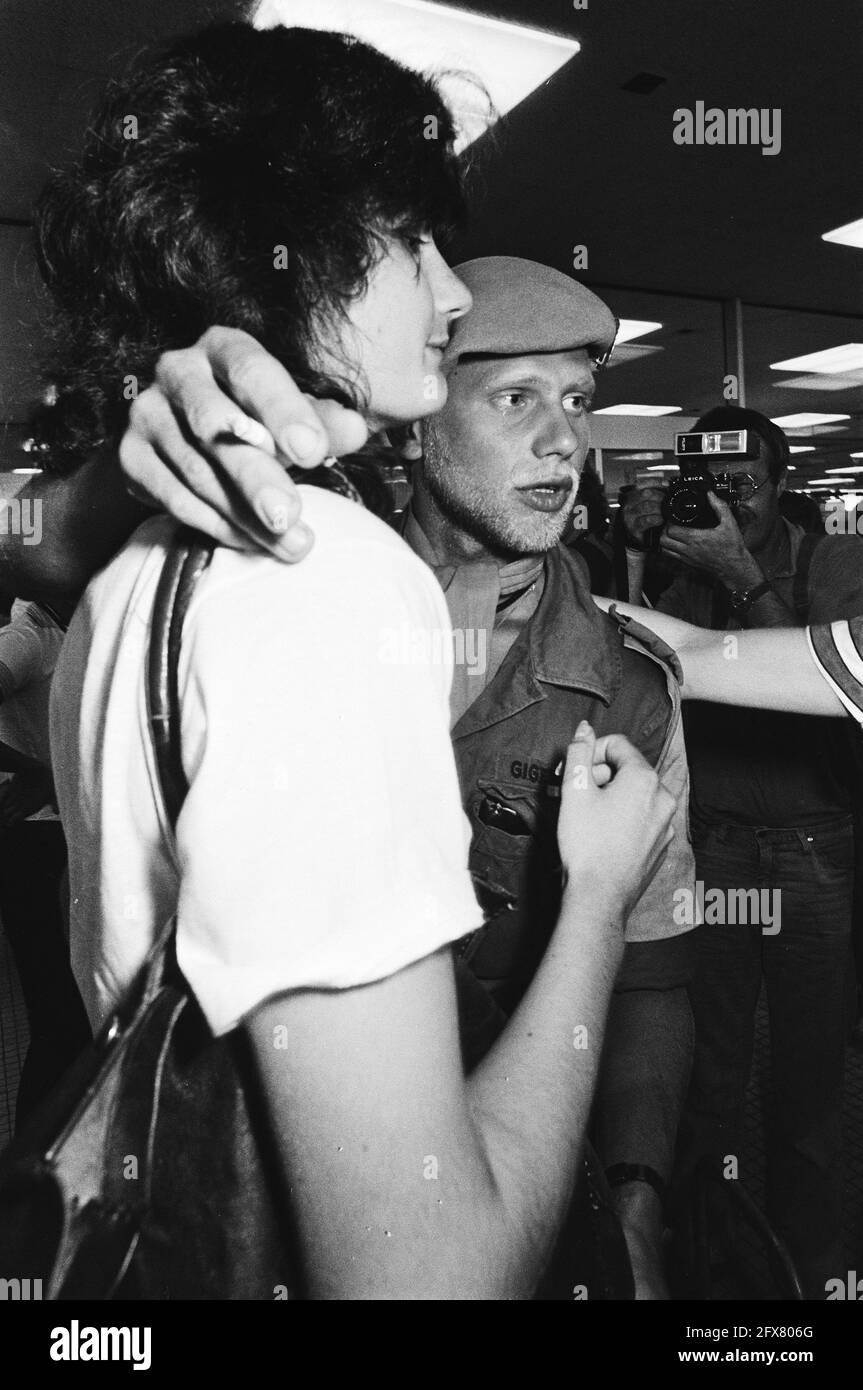 Arrivo a Schiphol di soldati dimessi, soldato saluta un conoscente, 26 luglio 1979, arrivo e partenza, militare, Forze di pace, Paesi Bassi, foto agenzia stampa del XX secolo, notizie da ricordare, documentario, fotografia storica 1945-1990, storie visive, Storia umana del XX secolo, che cattura momenti nel tempo Foto Stock