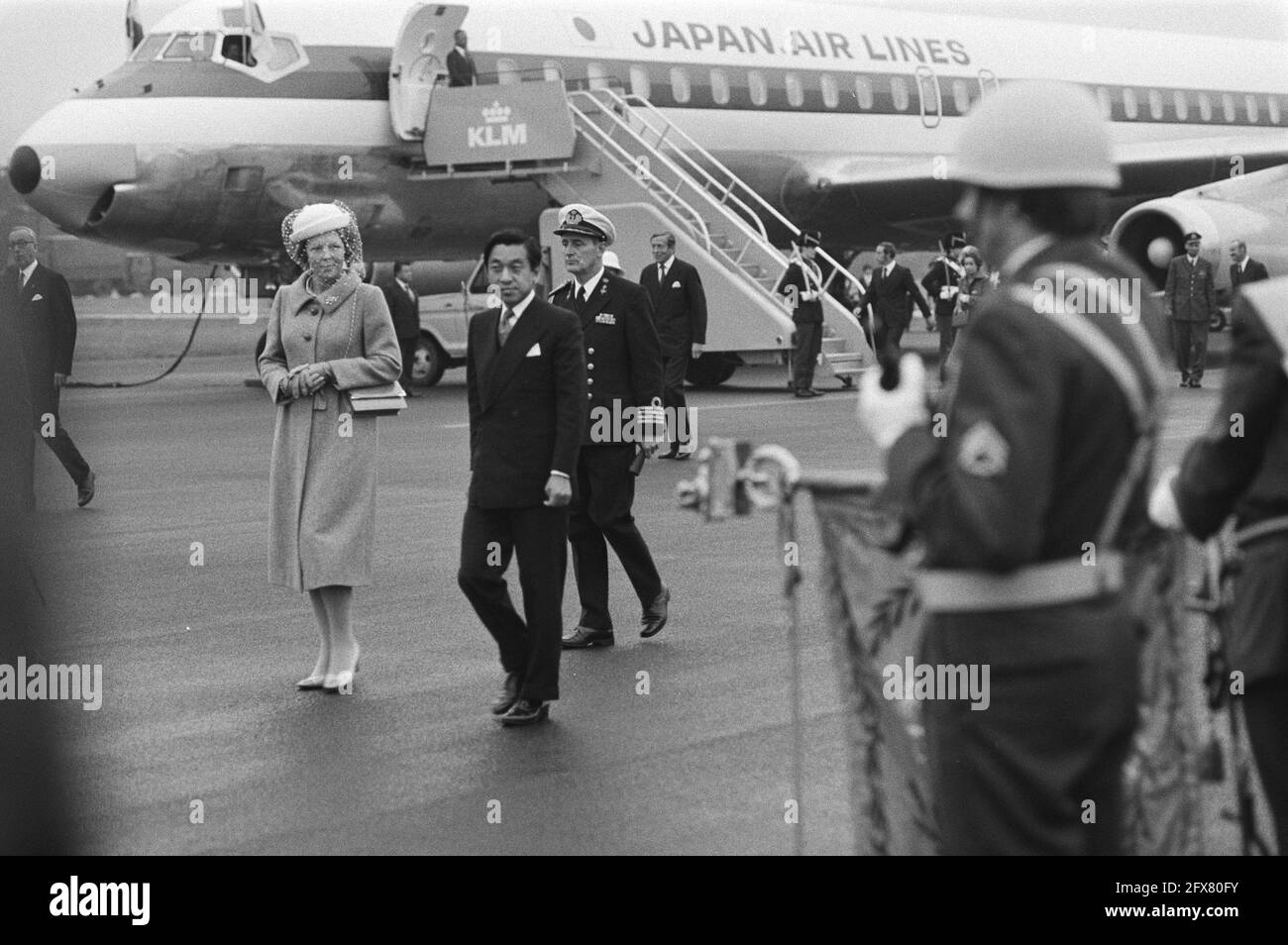 Arrivo alla base aerea di Soesterberg; la principessa Beatrix (l) e il principe ereditario Akihito ispezionano la guardia d'onore, 5 ottobre 1979, arrivo e partenza, guardie d'onore, principi, principesse, visite di stato, Paesi Bassi, foto dell'agenzia stampa del XX secolo, notizie da ricordare, documentario, fotografia storica 1945-1990, storie visive, Storia umana del XX secolo, che cattura momenti nel tempo Foto Stock
