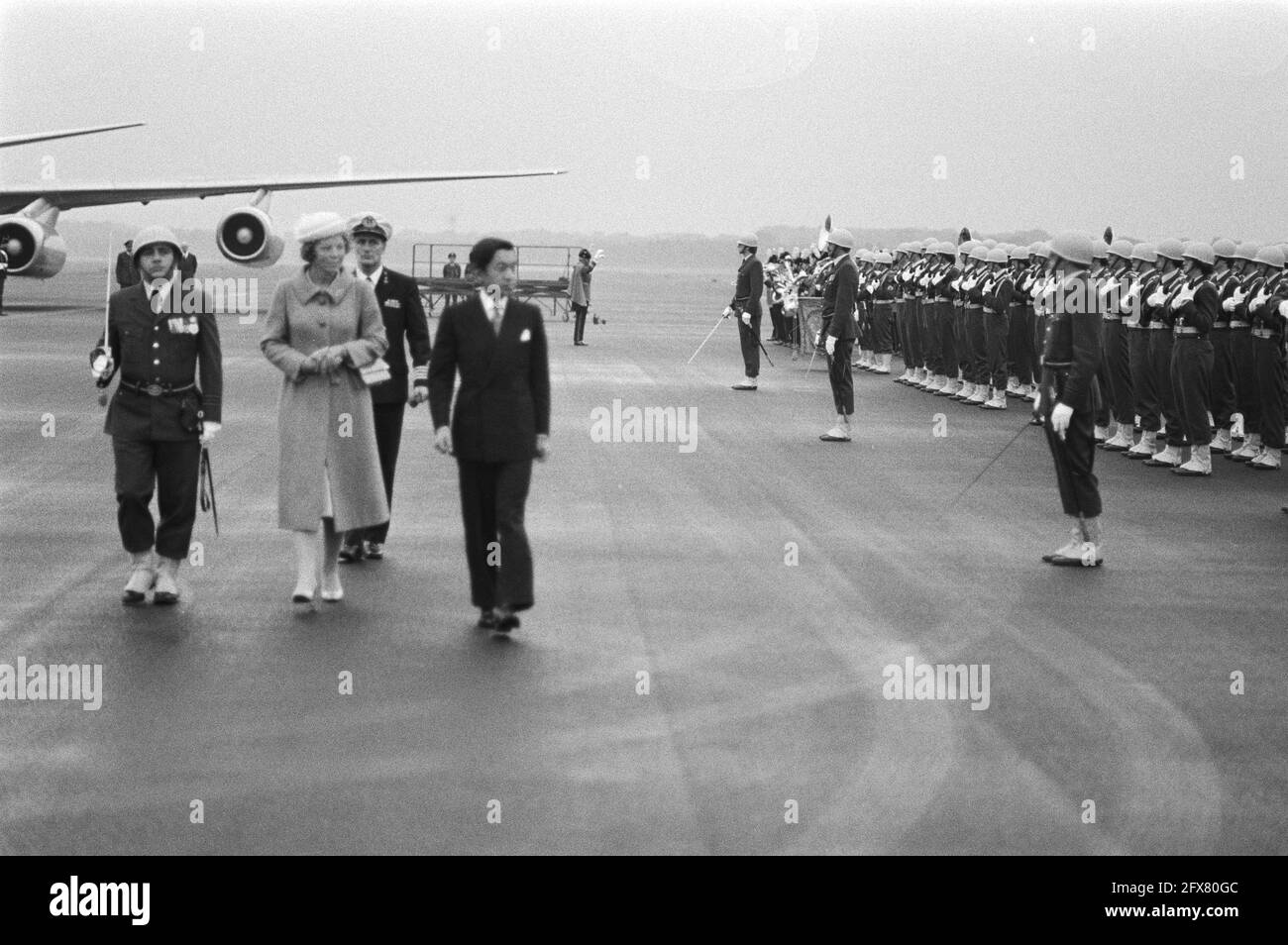 Arrivo alla base aerea di Soesterberg; la principessa Beatrix (l) e il principe ereditario Akihito ispezionano la guardia d'onore, 5 ottobre 1979, arrivo e partenza, guardie d'onore, principi, principesse, visite di stato, Paesi Bassi, foto dell'agenzia stampa del XX secolo, notizie da ricordare, documentario, fotografia storica 1945-1990, storie visive, Storia umana del XX secolo, che cattura momenti nel tempo Foto Stock