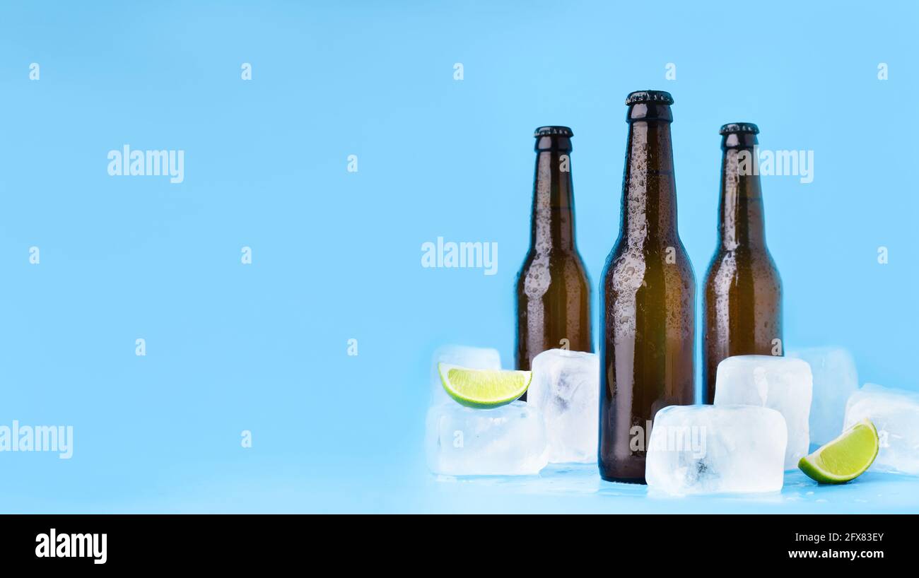 Pubblicità per birra rinfrescante per sera con gli amici Foto Stock