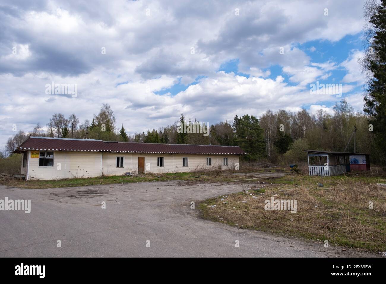 Vorozhino, regione di Ivanovo, Russia-02.05.2021: Abbandonato la costruzione di un bar a bordo strada in un giorno di primavera, regione di Ivanovo, Russia. Foto Stock