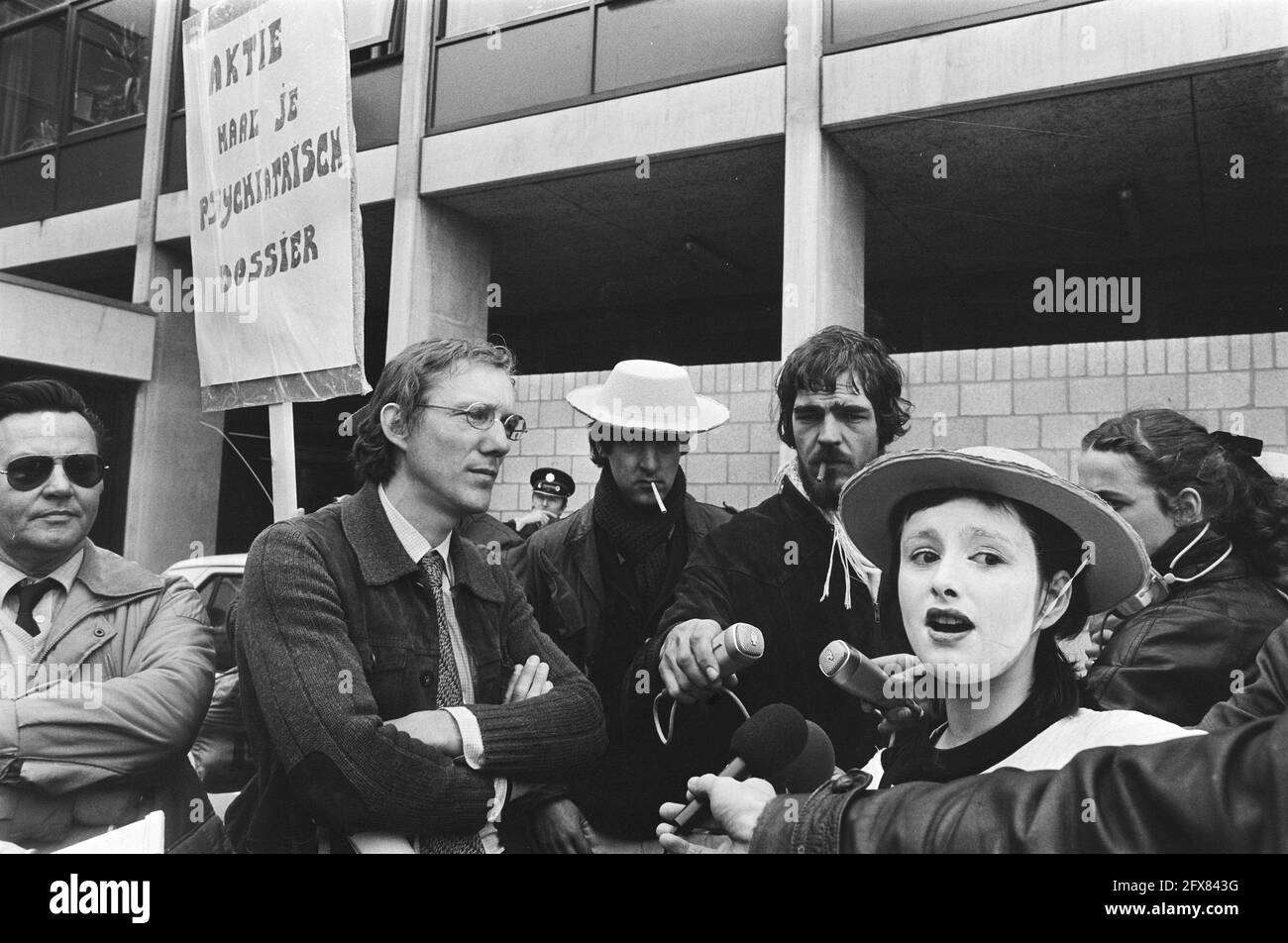 Azione Get your file by psychiatric patients at AMC a causa di cattive norme sull'ispezione di file dimostranti offrire petizione, 6 maggio 1982, AZIONI, PAZIENTI, I Paesi Bassi, foto agenzia stampa del XX secolo, notizie da ricordare, documentario, fotografia storica 1945-1990, storie visive, Storia umana del XX secolo, che cattura momenti nel tempo Foto Stock