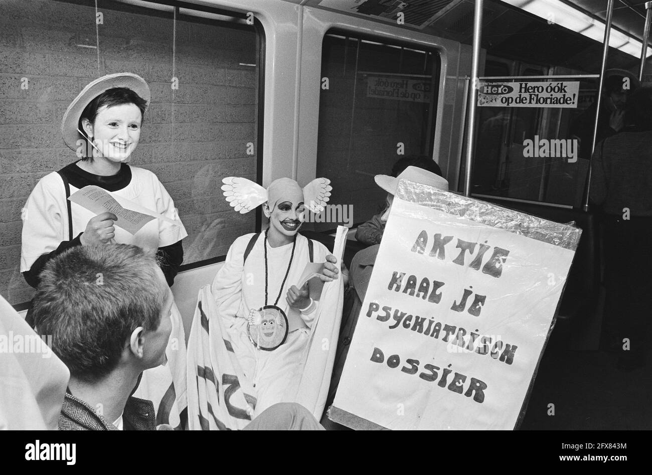 Azione Get your file by psychiatric patients at AMC a causa di cattive disposizioni per l'ispezione di file alcuni dimostranti in metropolitana sulla strada, 6 maggio 1982, AZIONI, PAZIENTI, Manifestazioni, Paesi Bassi, foto agenzia stampa del XX secolo, notizie da ricordare, documentario, fotografia storica 1945-1990, storie visive, Storia umana del XX secolo, che cattura momenti nel tempo Foto Stock