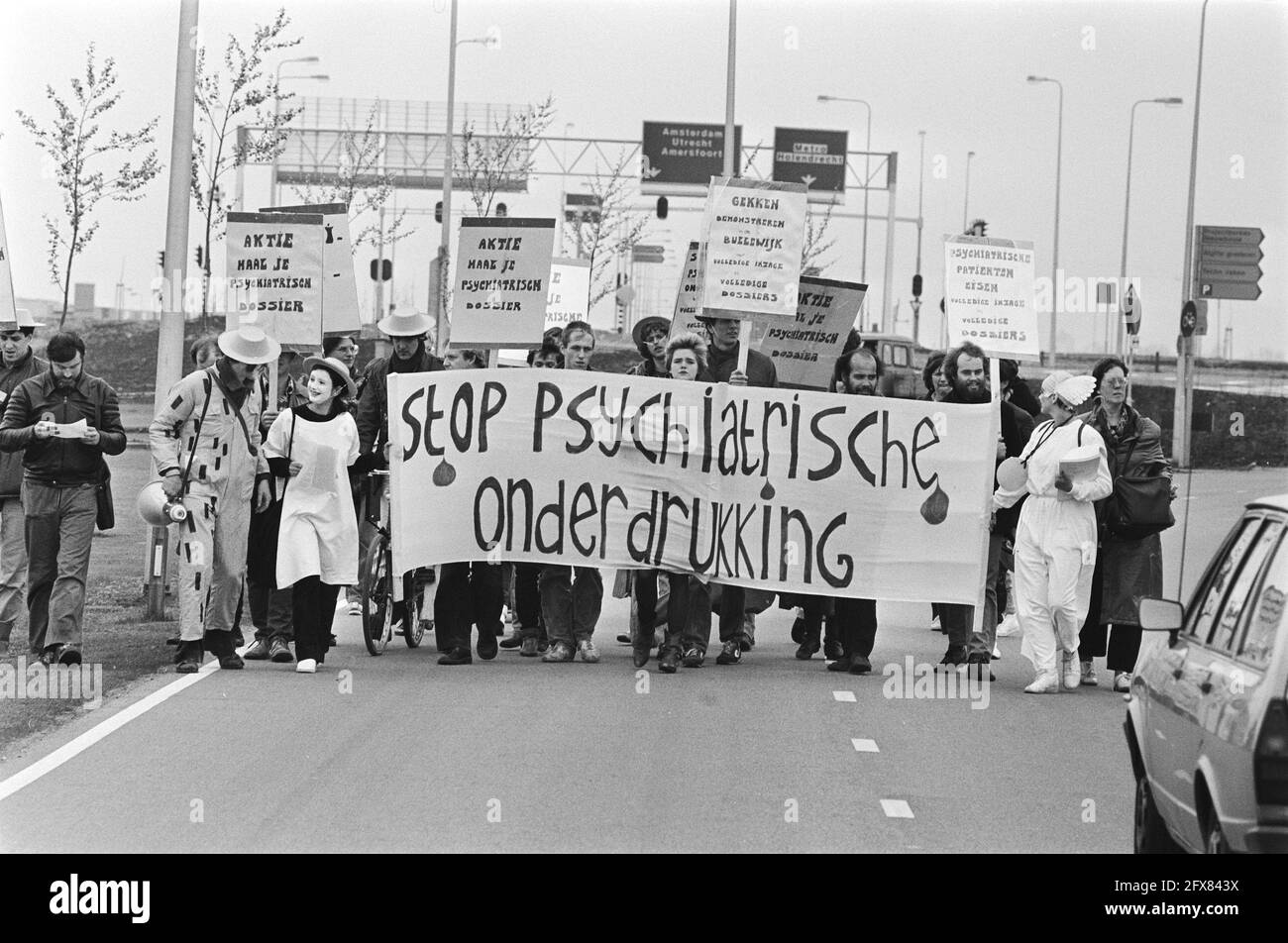 Azione Get your file by psychiatric patients at AMC a causa di scarsi accordi per l'ispezione dei manifestanti di archivio a AMC, 6 maggio 1982, AZIONI, PAZIENTI, I Paesi Bassi, foto agenzia stampa del XX secolo, notizie da ricordare, documentario, fotografia storica 1945-1990, storie visive, Storia umana del XX secolo, che cattura momenti nel tempo Foto Stock