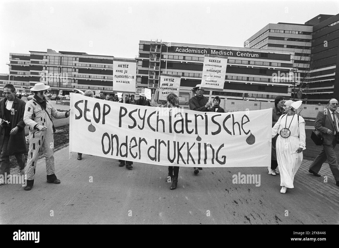 Azione Get your file by psychiatric patients at AMC a causa di scarsi accordi per l'ispezione di file dimostranti per AMC, in background AMC, 6 maggio 1982, AZIONI, PAZIENTI, manifestanti, Paesi Bassi, foto agenzia stampa del XX secolo, notizie da ricordare, documentario, fotografia storica 1945-1990, storie visive, Storia umana del XX secolo, che cattura momenti nel tempo Foto Stock