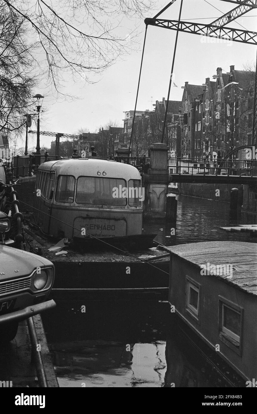 Canali di Amsterdam con case galleggianti. Canali di Amsterdam con case galleggianti, Autobus (da Enhabo) a Brouwersgracht, 10 febbraio 1970, GRANTS, Case galleggianti, autobuses, Paesi Bassi, foto agenzia stampa del XX secolo, notizie da ricordare, documentario, fotografia storica 1945-1990, storie visive, Storia umana del XX secolo, che cattura momenti nel tempo Foto Stock