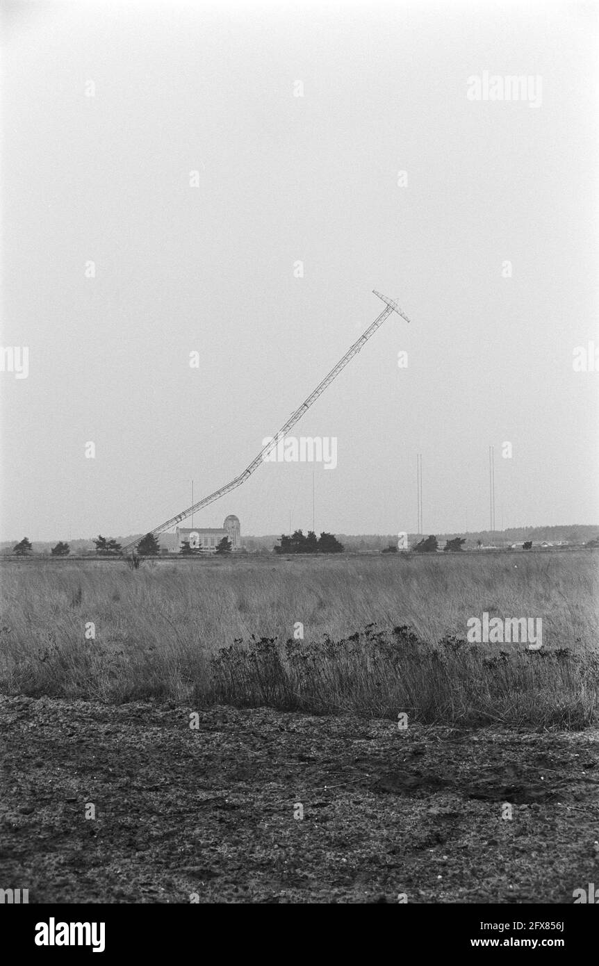 Palo antenna Lange Gerrit di radio Kootwijk tirato verso il basso; la discesa del palo, 21 marzo 1980, montanti, Paesi Bassi, foto agenzia stampa del xx secolo, notizie da ricordare, documentario, fotografia storica 1945-1990, storie visive, Storia umana del XX secolo, che cattura momenti nel tempo Foto Stock