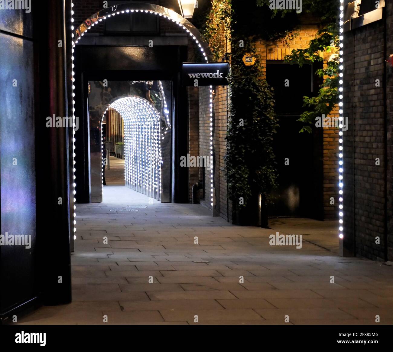 Arco in Covent Garden illuminato per la notte Foto Stock