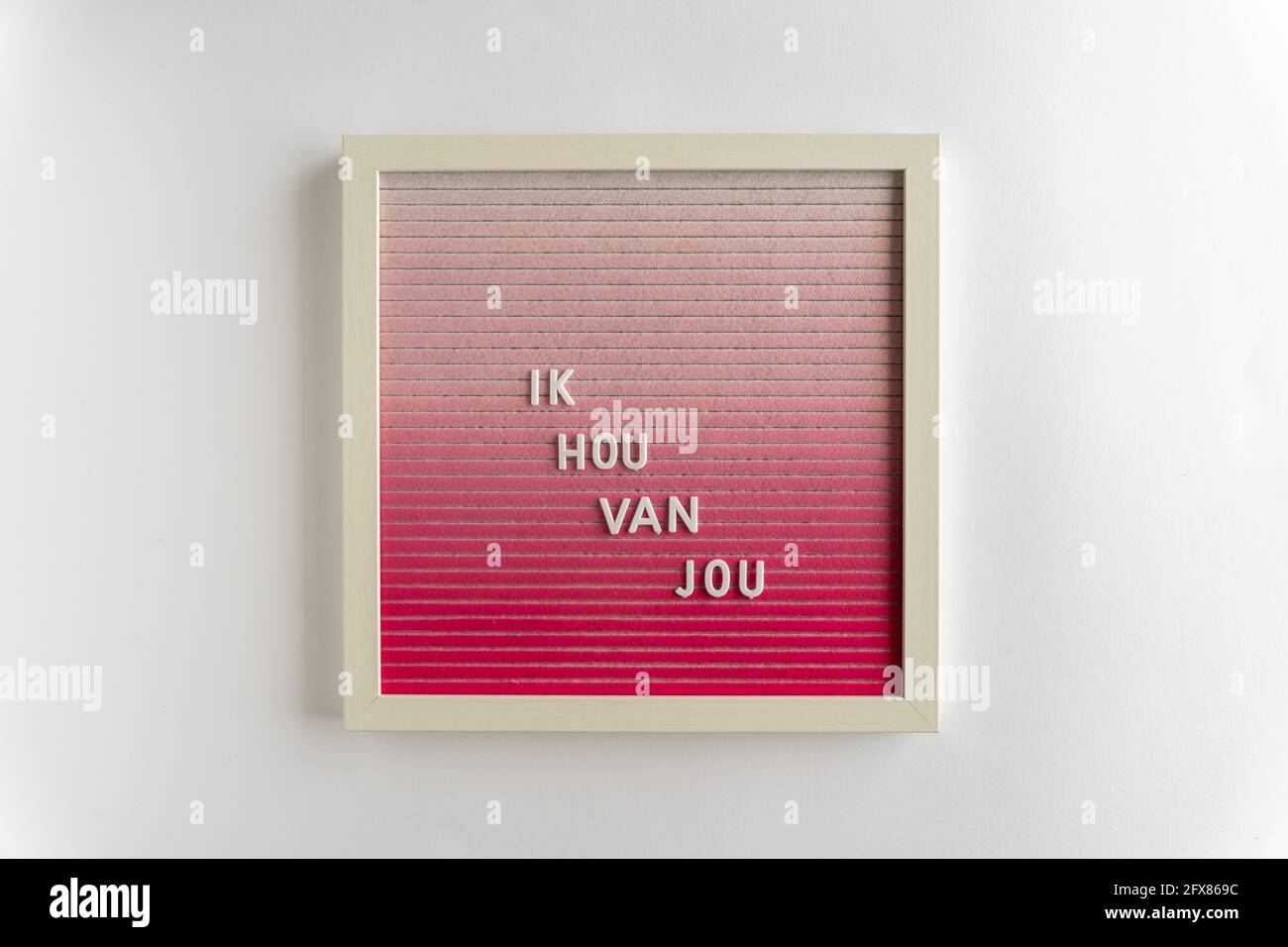 Rosa Letterboard parole che Scrivi Ik Hou Van Jou (traduzione: Ti amo), su  sfondo bianco, orizzontale Foto stock - Alamy
