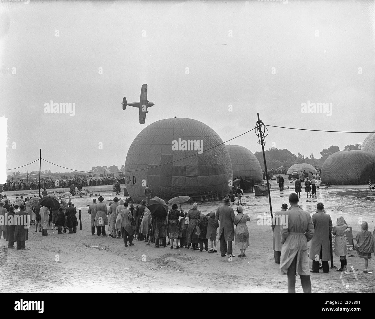 Gara mongolfiera Amsterdam dimostrazione stunt pilota Sonderman, 2 settembre 1950, gare in mongolfiera, dimostrazioni, I Paesi Bassi, foto agenzia stampa del XX secolo, notizie da ricordare, documentario, fotografia storica 1945-1990, storie visive, Storia umana del XX secolo, che cattura momenti nel tempo Foto Stock