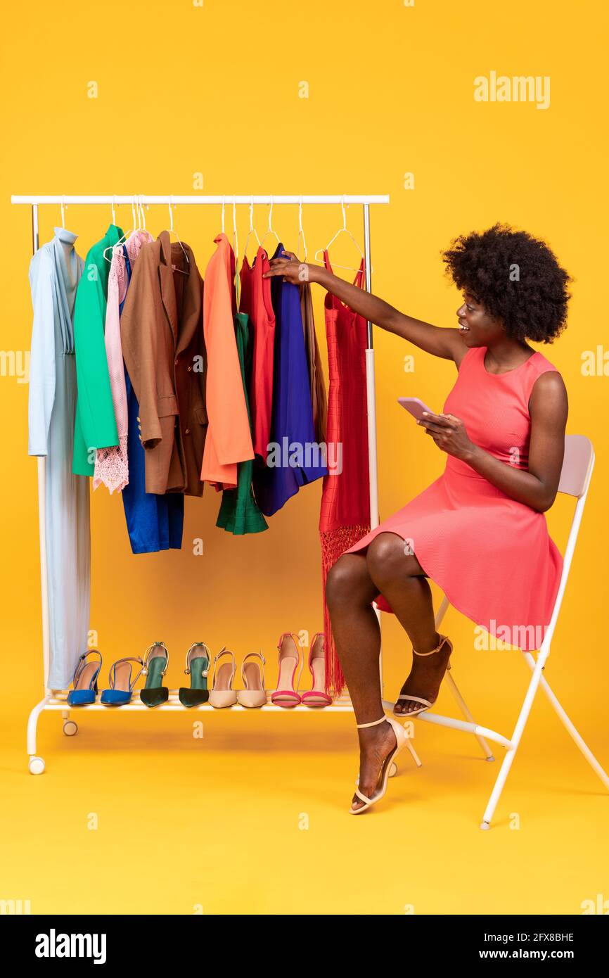 Happy Black Shopaholic Woman con smartphone per lo shopping online, Studio Foto Stock