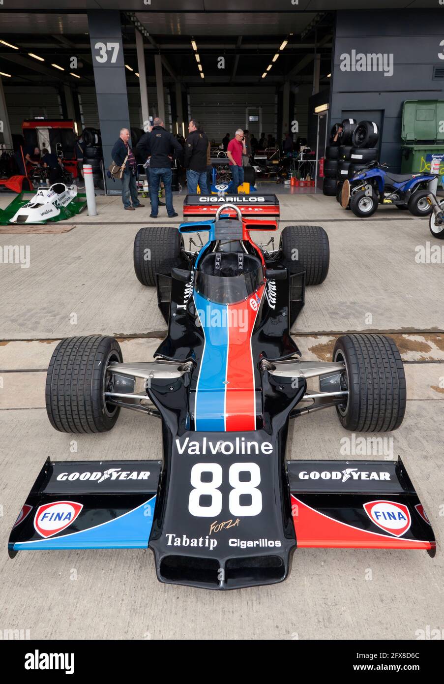 Vista frontale di una vettura di Formula uno Shadow DN5 1975, precedentemente guidata da Tom Pryce, in mostra al Silverstone Classic 2017 Foto Stock