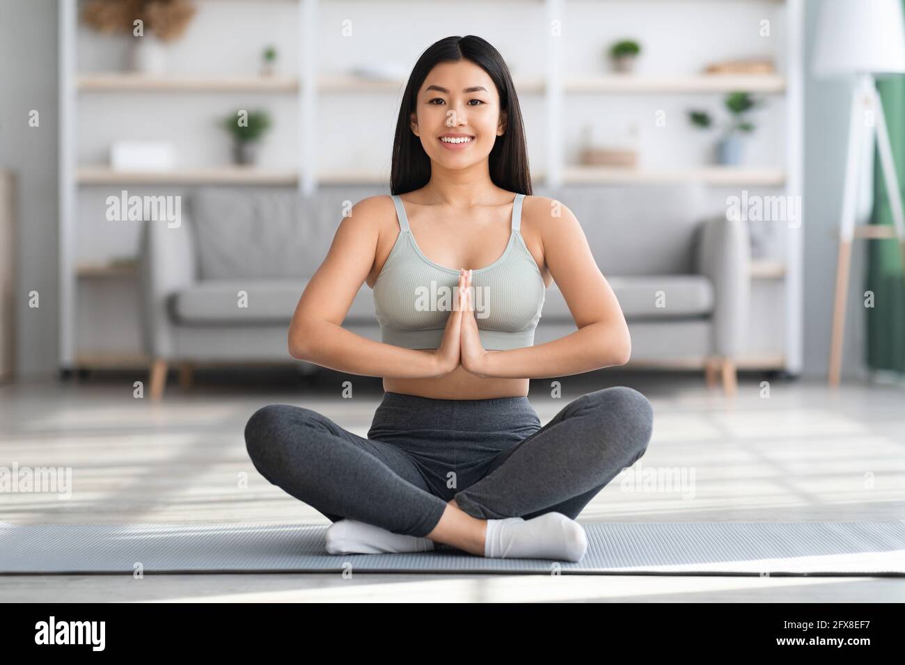 Immagini Stock - Bella Donna Asiatica Di Relax E La Meditazione