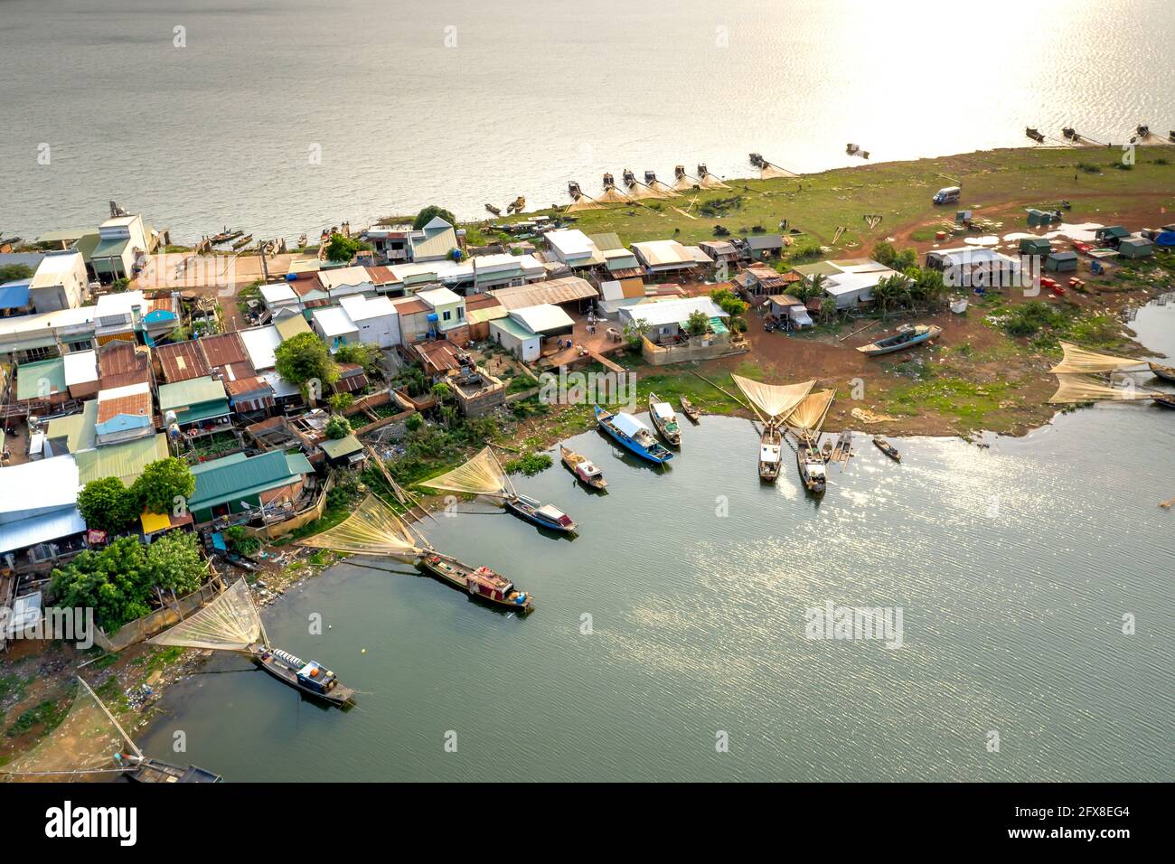 Ben Nom villaggio di pescatori, comune di Phu Cuong, distretto di Dinh Quan, provincia di Dong Nai, Vietnam - 18 aprile 2021: Vista panoramica del villaggio di pescatori di ben Nom Foto Stock