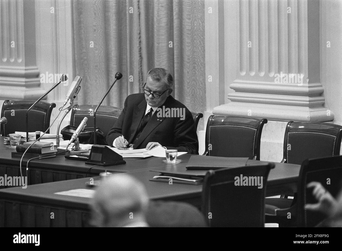 Dibattito sulle dimissioni di Van der Molen in Parlamento, intervenendo il Ministro Smallenbroek, 30 giugno 1966, ministri, Paesi Bassi, foto agenzia stampa del xx secolo, notizie da ricordare, documentario, fotografia storica 1945-1990, storie visive, Storia umana del XX secolo, che cattura momenti nel tempo Foto Stock