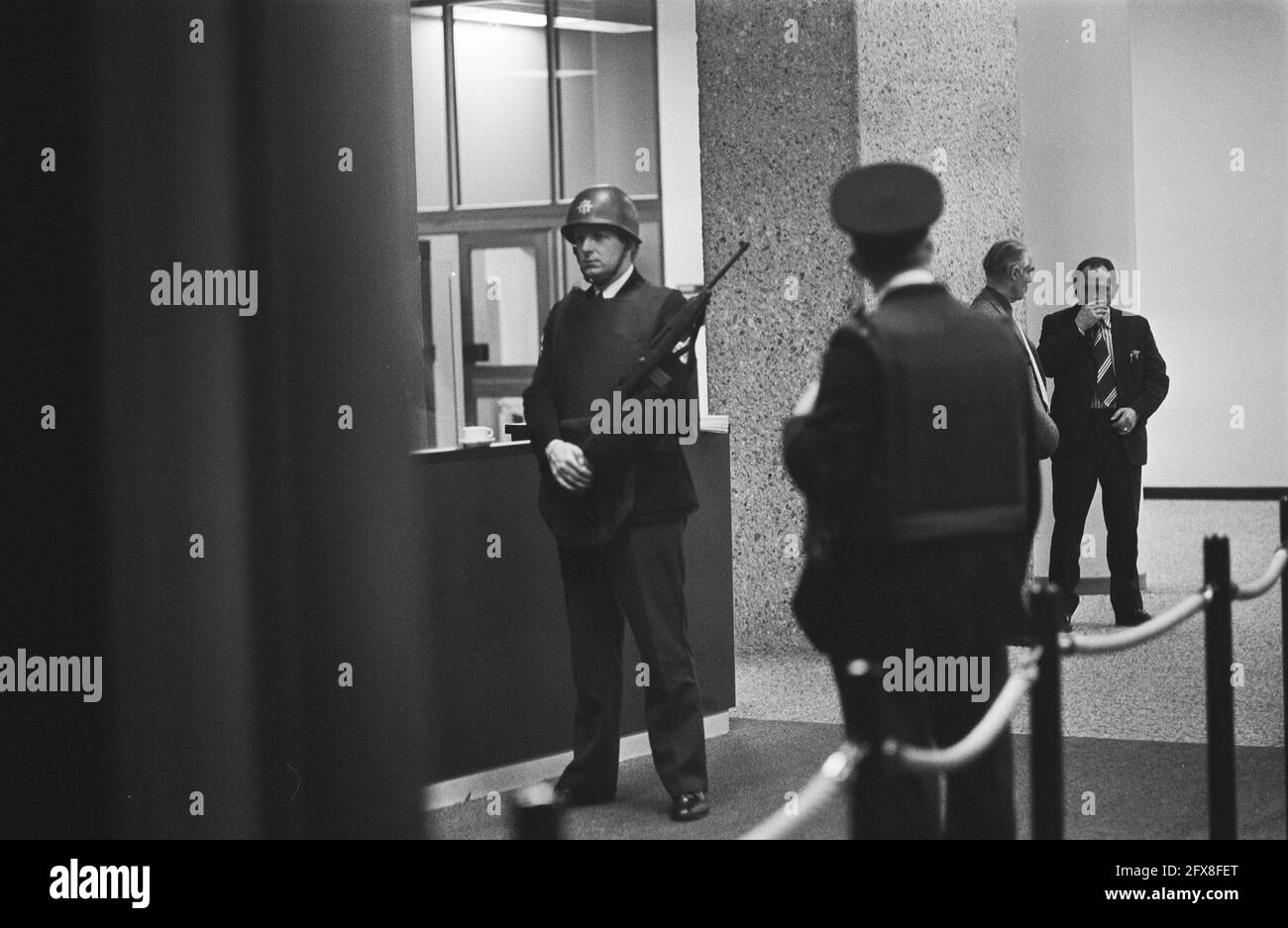 Esame del trattato di estradizione Wackernagel e Schneider; sorveglianza della polizia, 12 gennaio 1978, sorveglianza della polizia; I Paesi Bassi, foto agenzia stampa del XX secolo, notizie da ricordare, documentario, fotografia storica 1945-1990, storie visive, Storia umana del XX secolo, che cattura momenti nel tempo Foto Stock