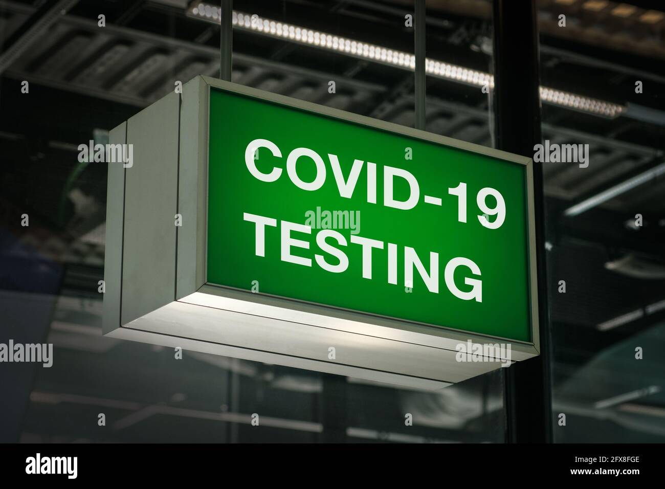Segno del centro di test Covid 19 per il test Covid-19 Foto Stock