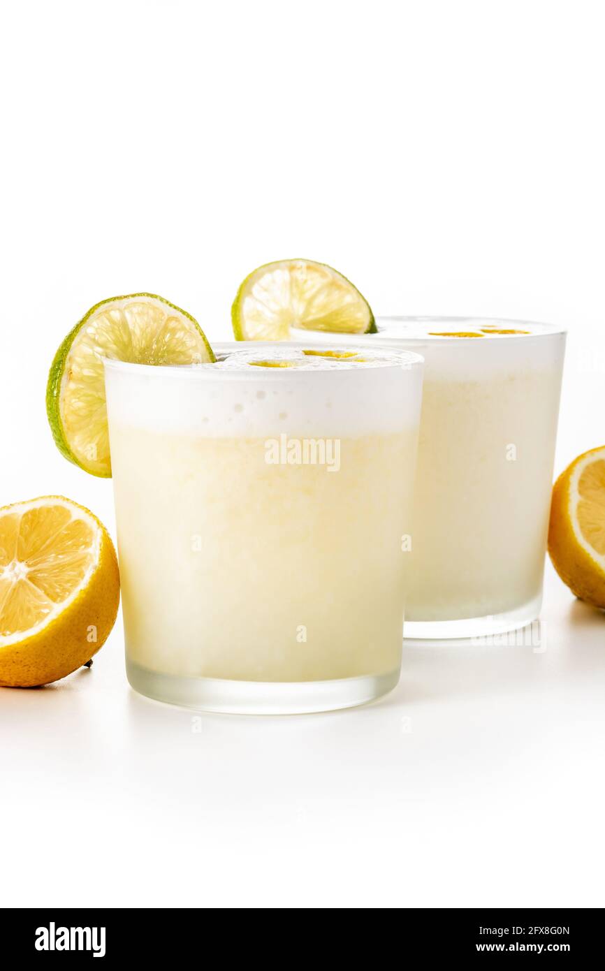 Pisco Sour cocktail isolato su sfondo bianco con copy space.Traditional cocktail peruviano Foto Stock